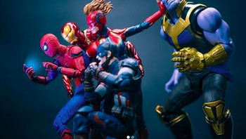 Thanos tidak dibiarkan ikut melihat ponsel para superhero. Foto: hot.kenobi