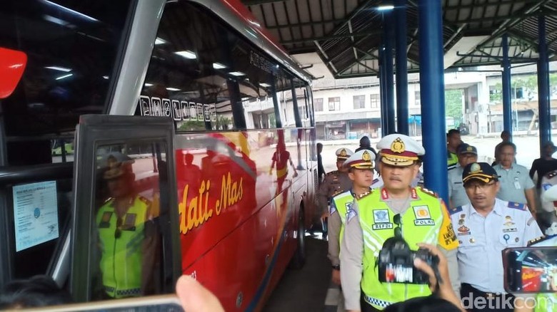 Kakorlantas Pantau Kesiapan Mudik di Terminal Cirebon, Ini Hasilnya Kakorlantas Pantau Kesiapan Mudik di Terminal Cirebon, Ini Hasilnya