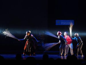 Teater Gandrik Tetap Pentaskan Para Pensiunan 2049 di Surabaya Desember