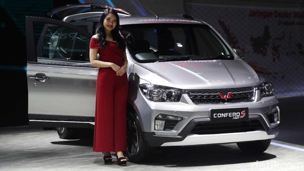 Wuling Motors Indonesia presents Wuling Confero ACT and Wuling Cortez CT at IIMS 2019. Beautiful SPG also accompanies Wuling's new car.