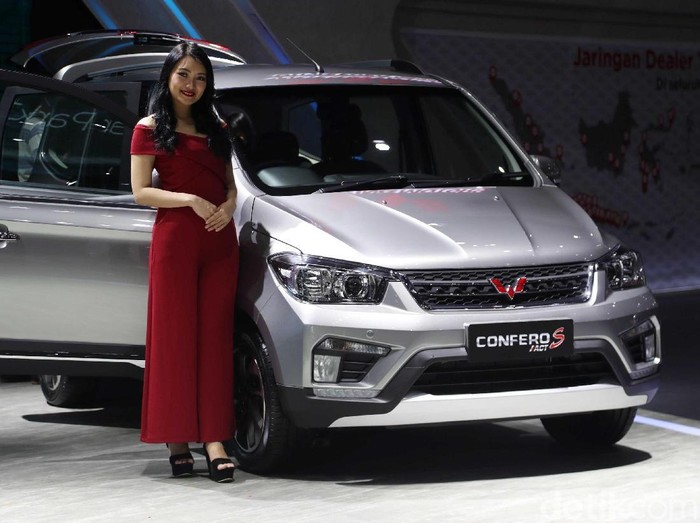 Model Cantik dan Mobil Anyar Wuling Wuling Motors Indonesia menghadirkan Wuling Confero ACT dan Wuling Cortez CT di IIMS 2019. SPG cantik turut mendampingi mobil anyar Wuling.