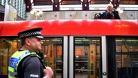 Seorang kakek melakukan aksi menempelkan diri di atas kereta yang berada di Stasiun Canary Wharf, London, Inggris, Kamis (25/4/2019) waktu setempat. Dylan Martinez/Reuters.