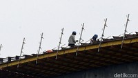 Awalnya proyek pembangunan Tol Japek Layang dijadwalkan dapat rampung pada bulan Mei nanti atau bertepatan dengan lebaran. Sehingga dapat membantu mengakomodir arus mudik masyarakat.