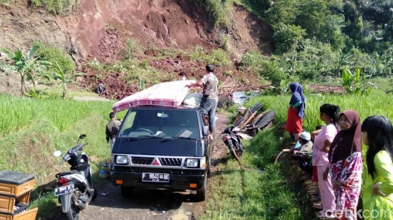 10 Orang Nyaris Tertimbun Longsor di Sukabumi 10 Orang Nyaris Tertimbun Longsor di Sukabumi