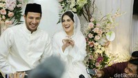 Irish Bella dan Ammar Zoni menggelar pengajian jelang pernikahan. Keduanya tampak bahagia menyambut momen tersebut. Foto: Ismail/detikFoto
