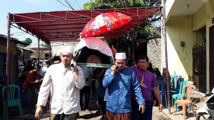 Petugas KPPS meninggal dunia. Foto: Isal Mawardi/detikcom Petugas KPPS meninggal dunia. Foto: Isal Mawardi/detikcom