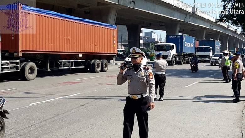 Lalin ke Tanjung Priok Macet, Polisi: Komputer Pintu JICT Bermasalah Lalin ke Tanjung Priok Macet, Polisi: Komputer Pintu JICT Bermasalah