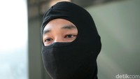 Ramyadjie dibawa ke kejaksaan dengan memakai penutup wajah atau sebo.