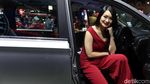 Model Cantik dan Mobil Anyar Wuling