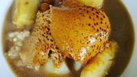 Bubur kampiun dari dari Nasi Kapau Bukittinggi ini juara sarikayanya. Lembut, creamy dan legit. Foto : Instagram @helenarendavis