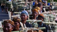 Ratusan penganut kejawen melakukan laku lampah atau berjalan kaki untuk mengikuti prosesi unggahan di makam Bonokeling di Desa Pakuncen, Kecamatan Jatilawang, Banyumas, Kamis (25/4/2019).