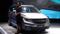 Model cantik ini berpose di depan Wuling Cortez CT.
