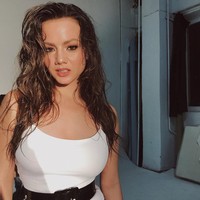 Daily Mail melaporkan Johnny Depp tertangkap kamera berciuman dengan seorang wanita misterius di sebuah hotel di Belgrade, Serbia, baru-baru ini. Dan kini sosok wanita misterius itu terungkap. Dia diketahui bernama Polina Glen. Foto: Instagram @polinaglen