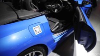 Berbalut warna biru, BMW Z4 Roadster tampak sangar.