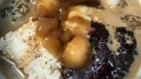 Bubur kacang hijau, bubur sumsum, kolak pisang, dan bubur ketan hitam disiram santan dan gula merah. Beberapa isian bubur kampiun yang favorit. Foto : Instagram @farry.aprianto
