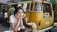 Jangan gagal fokus ya. Di hadapan Urassaya ada minuman dingin dan semangkuk sajian makanan hangat yang nikmat. Foto: Instagram@urassayas