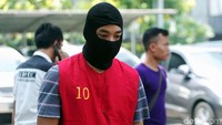 Ramyadjie mengenakan baju tahanan.
