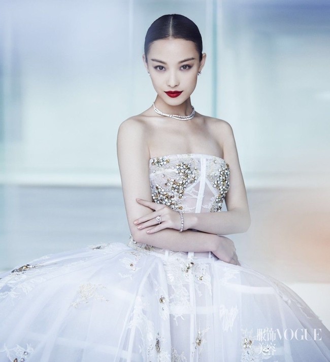 Dia memiliki wajah khas yang sangat pas untuk dunia fashion. Selalu suka melihat foto-fotonya, ujar pendiri I-Magazine Yen Cheung mengenai Ni Ni. Dia sangat cocok untuk segala macam gaya. Tapi tetap memiliki impresi high fashion, tambah fotografer dari AT Studio. Kening yang lebar, dagu yang lancip, proporsi yang sangat bagus, ucap pakar Adobe Lena Polant. Intinya fitur wajah Ni Ni menurut 350 pakar yang dimintai pendapat oleh I-Magazine, sangat sempurna sehingga dia layak mendapat gelar wanita tercantik di Asia. Foto: Instagram @captainmiao