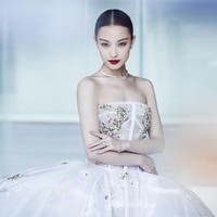 Dia memiliki wajah khas yang sangat pas untuk dunia fashion. Selalu suka melihat foto-fotonya, ujar pendiri I-Magazine Yen Cheung mengenai Ni Ni. Dia sangat cocok untuk segala macam gaya. Tapi tetap memiliki impresi high fashion, tambah fotografer dari AT Studio. Kening yang lebar, dagu yang lancip, proporsi yang sangat bagus, ucap pakar Adobe Lena Polant. Intinya fitur wajah Ni Ni menurut 350 pakar yang dimintai pendapat oleh I-Magazine, sangat sempurna sehingga dia layak mendapat gelar wanita tercantik di Asia. Foto: Instagram @captainmiao