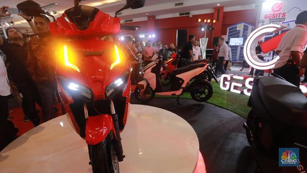 Siap-Siap, Luhut Usul Kementerian Pakai Motor Listrik di 2020