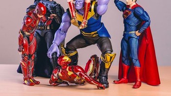 Tak cuma superhero Marvel, jagoan DC seperti Batman dan Superman pun ia hadirkan. Foto: hot.kenobi