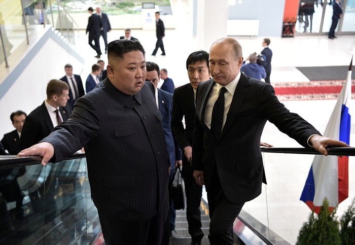 Pemimpin Korea Utara Kim Jong Un untuk pertama kalinya bertemu dengan Presiden Rusia, Vladimir Putin. Pertemuan itu berlangsung di Vladivostok, Rusia.