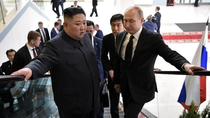 Pemimpin Korea Utara Kim Jong Un untuk pertama kalinya bertemu dengan Presiden Rusia, Vladimir Putin. Pertemuan itu berlangsung di Vladivostok, Rusia.