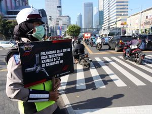 30 Sopir Ditilang karena Pakai HP Sambil Berkendara