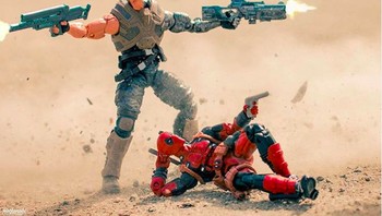 Deadpool santai sambil menembaki musuh. Foto: hot.kenobi