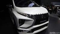 Mobil ini hadir dengan warna Quartz White Pearl ditambah sentuhan-sentuhan kosmetik yang membuatnya lebih sporty.