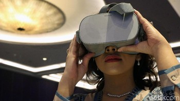 Warga menjajal beragam teknologi yang dihadirkan Ericsson di Barcelona Unboxed Indonesia.