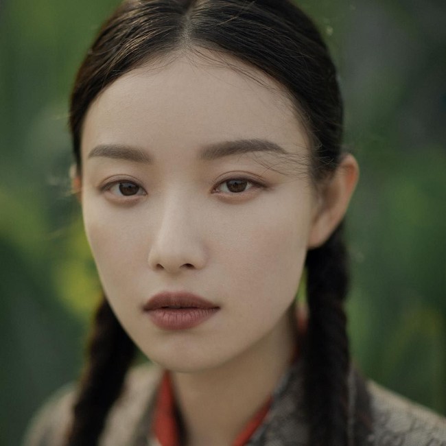 Inilah kecantikan wajah aktris 30 tahun itu. Ni Ni memiliki kulit yang begitu sehat hingga wajahnya disebut sebening kristal. Foto: Instagram @captainmiao