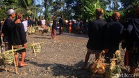 Sesekali mereka beristirahat sambil melepas lelah dibawah pohon rindang sambil meluruskan kaki-kakinya, merebahkan badan hingga saatnya melanjutkan perjalanan. Jalan berliku serta menanjak tak menjadi halangan bagi mereka. 