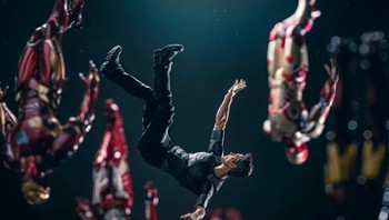 Tony Stark melayang di antara armor Iron Man. Foto: hot.kenobi