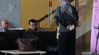 Direktur Operasi PT PJB Investasi, Dwi Hartono menjalani pemeriksaan sebagai saksi dengan mengenakan batik lengan panjang. Dia bersama saksi lainnya tampak duduk di ruang tunggu untuk menunggu dipanggil penyidik.