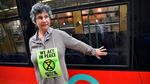 Aksi Aktivis Lingkungan Nempel di Kereta Bikin Heboh London