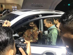 Menperin Jajal Empuknya Kursi Wuling Almaz di IIMS 2019