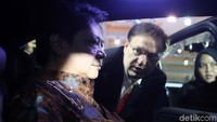 Airlangga mendapat penjelasan soal keunggulan salah satu mobil yang dipamerkan di IIMS 2019.