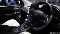 Penampakan bagian dalam Mobil Wuling yang ditampilkan di Indonesia International Motor Show (IIMS) 2019, Jakarta, Kamis (25/4/2019).