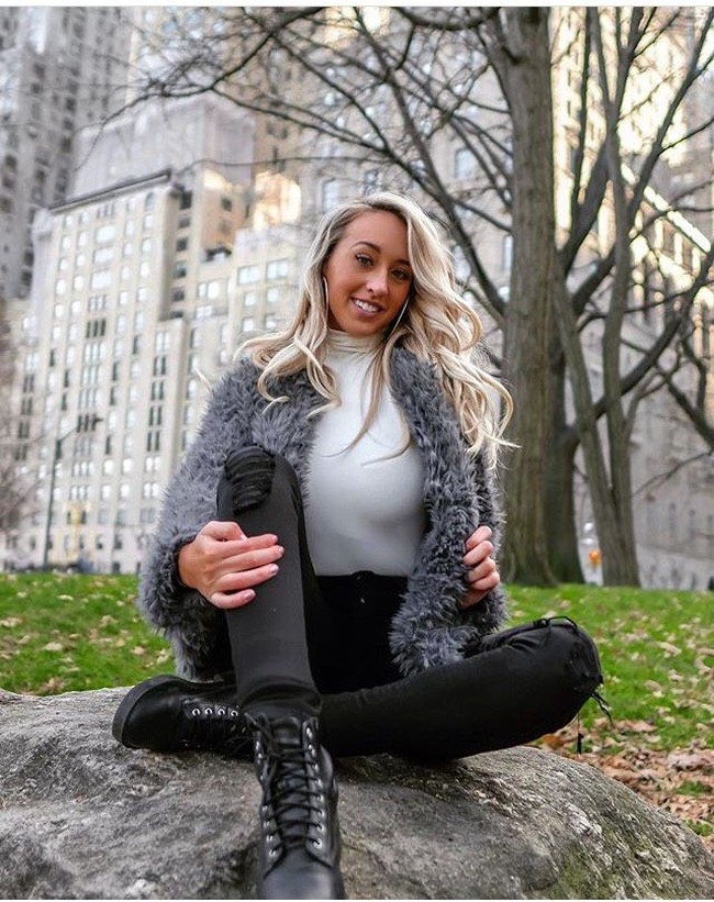  Menembak memang bukan keahlian model yang telah memiliki 166 ribu lebih pengikut di Instagram ini. Selain model, Zoe juga dikenal sebagai blogger. Foto: Instagram