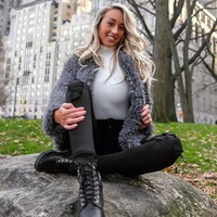  Menembak memang bukan keahlian model yang telah memiliki 166 ribu lebih pengikut di Instagram ini. Selain model, Zoe juga dikenal sebagai blogger. Foto: Instagram