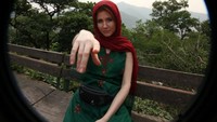 Jangan salah, Anna juga suka adventure. Dia pernah berpetualang ke Kathmandu, Nepal dan menyelami budaya di sana (Instagram/anya.chapman)