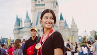 Senyum manisnya di Disneyland World. (lizasoberano/Instagram)