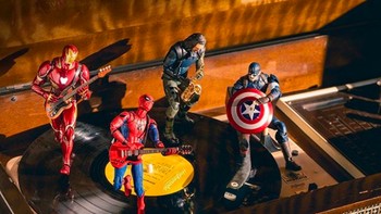 Grup band Avengers kelihatannya keren juga. Hot.kenobi sendiri diketahui berbasis di Osaka, Jepang. Foto: hot.kenobi