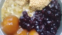 Bubur candil yang kenyal dan bubur ketan hitam yang lembut makin enak ditambah sarikaya. Foto : Instagram @buburmanischaniago