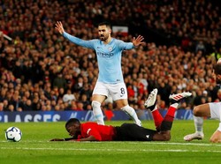 Paul Pogba diadang dua pemain Manchester City. Dia gagal mengancam gawang City. (Foto: Phil Noble/Reuters)
