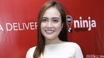 Tampil Santai, Shandy Aulia Tetap Kece