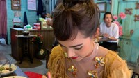 Yum yum in my tum tum, tulis Urassaya saat mencicip dumpling dengan paduan kuah gurih. Duh, cantik banget! Foto: Instagram@urassayas