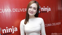 Shandy tampil kasual dengan atasan krem dan rok coklat. Pool/Palevi S/detikFoto.