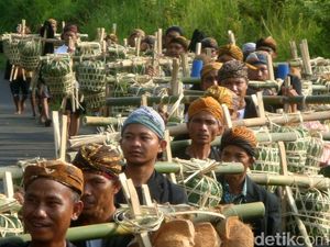 Khidmatnya Laku Lampah Puluhan Km Warga Adat Bonokeling Sambut Ramadan